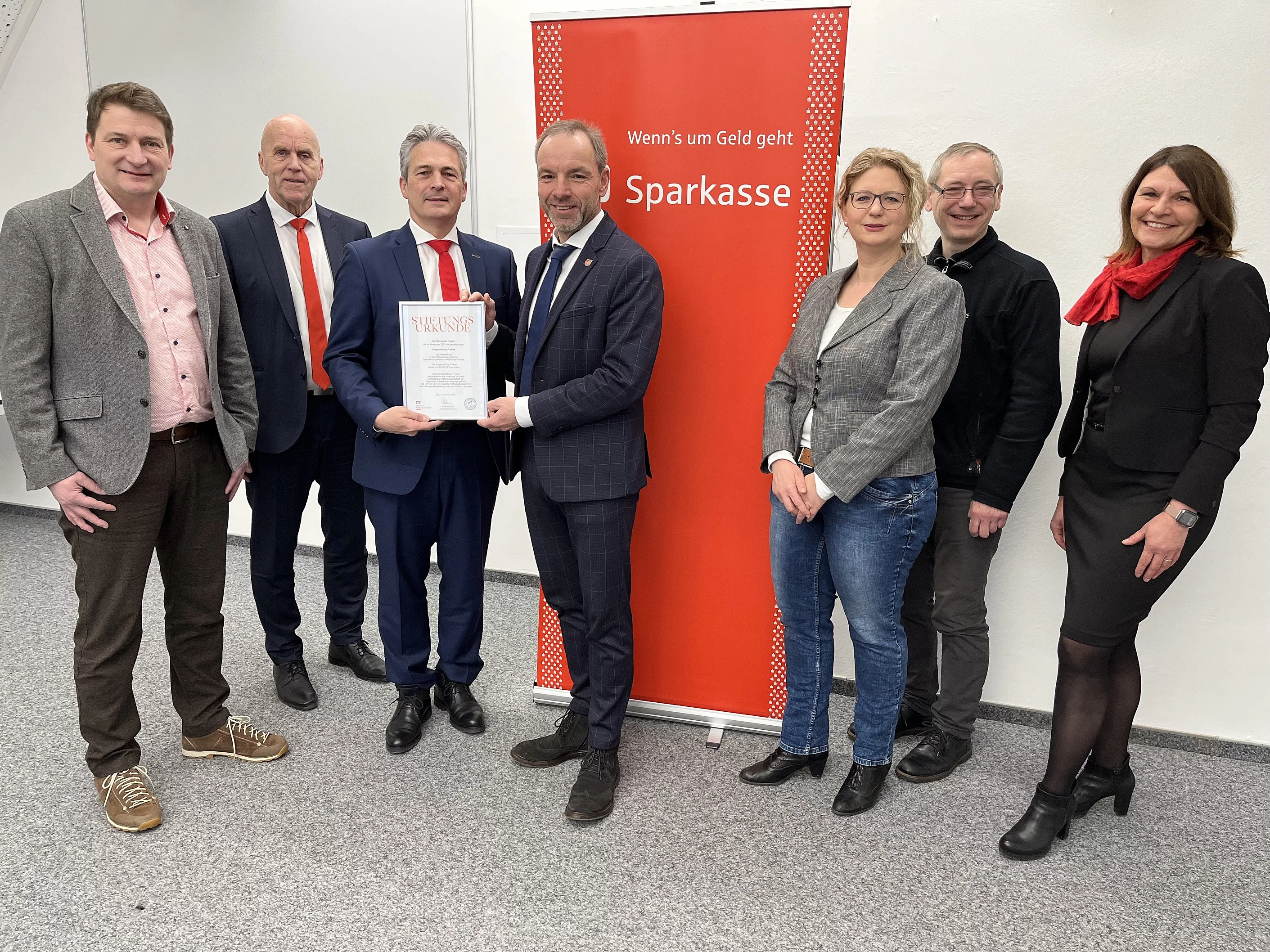 Übergabe der Stiftungsurkunde