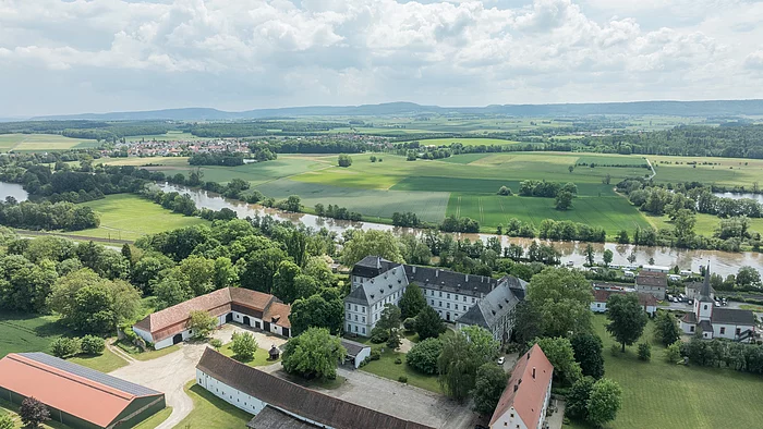 Blick auf das ehemalige Kloster in Obertheres