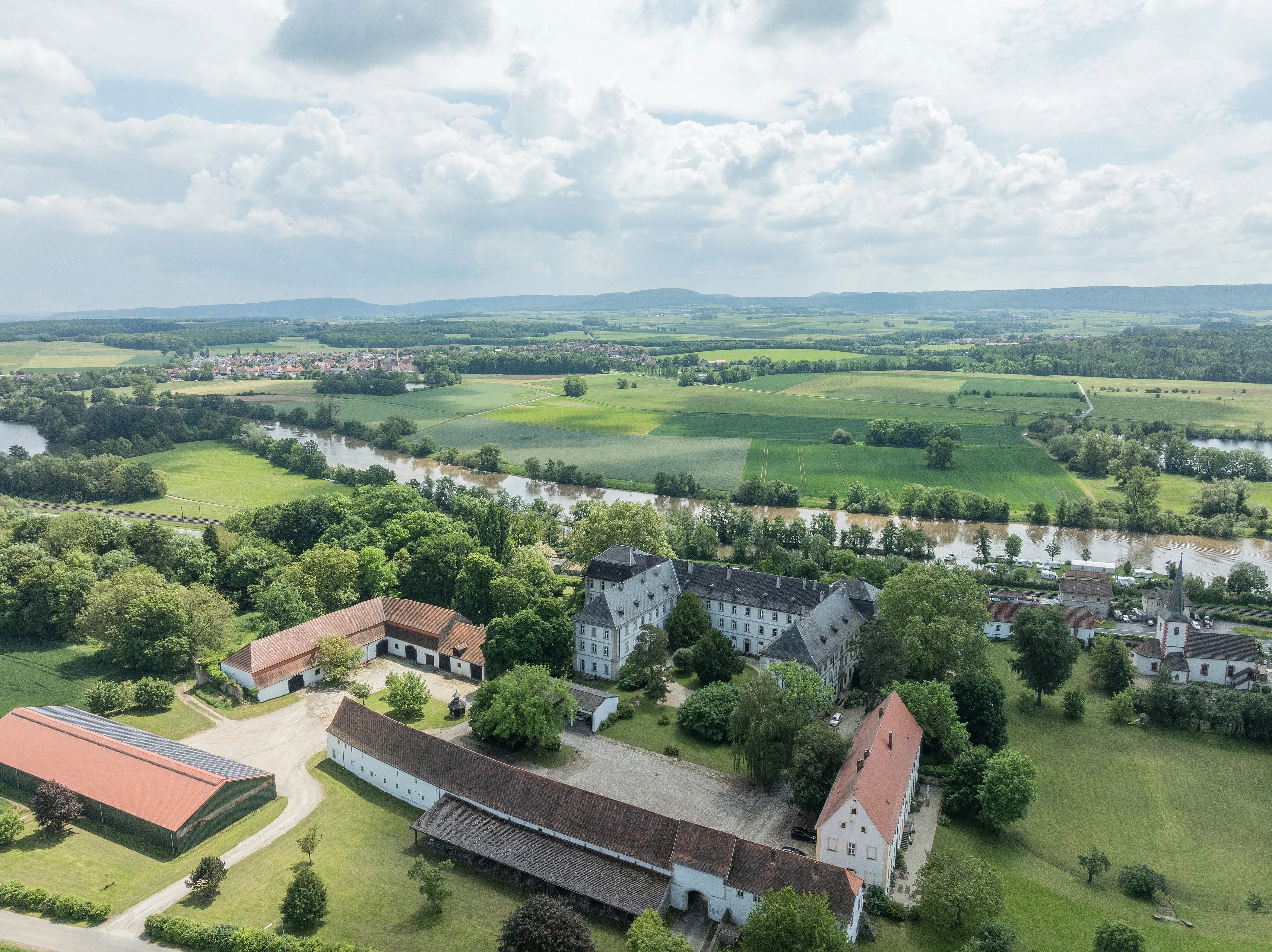 Blick auf das ehemalige Kloster in Obertheres