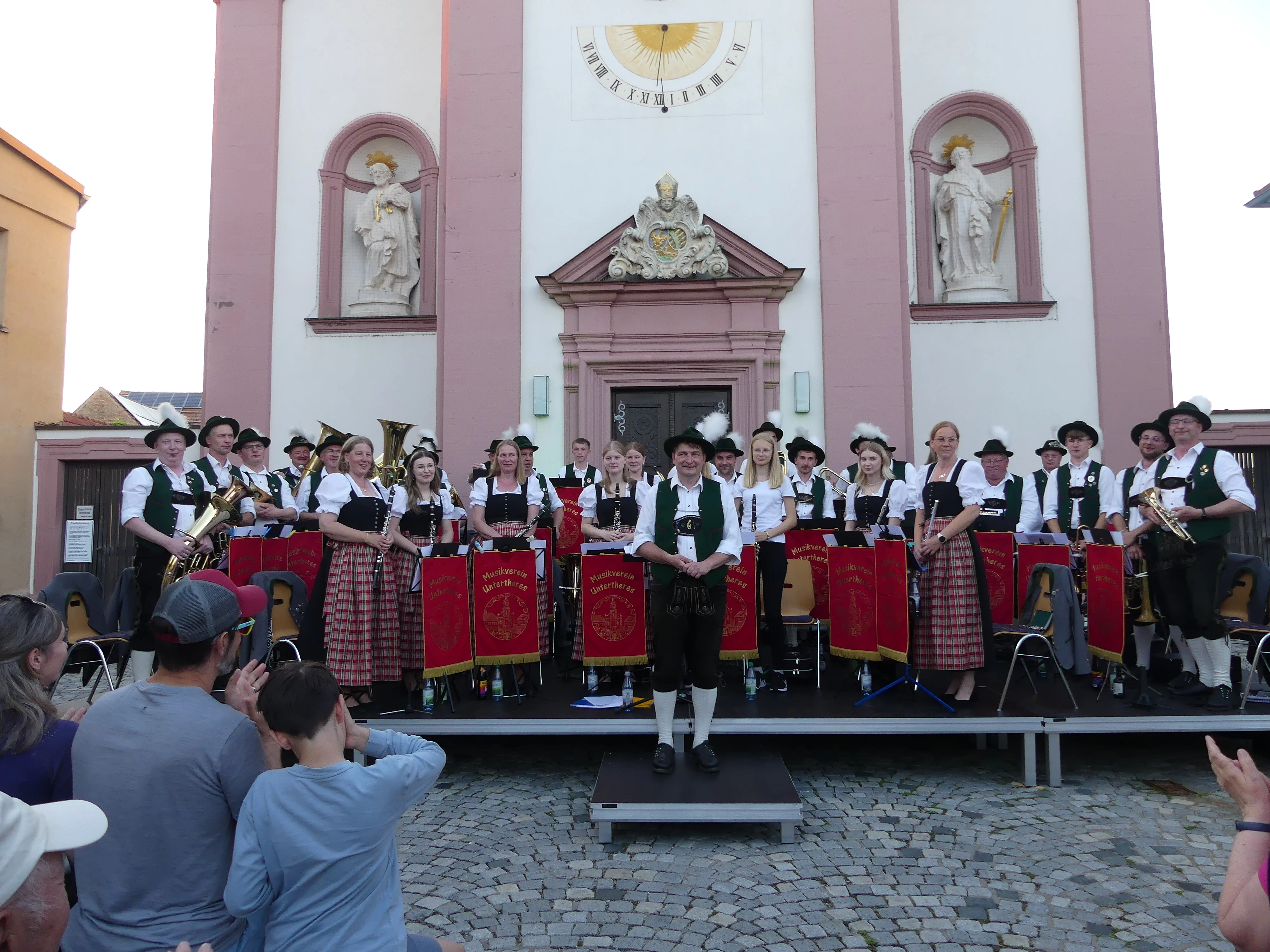 Musikverein Untertheres vor Kirche