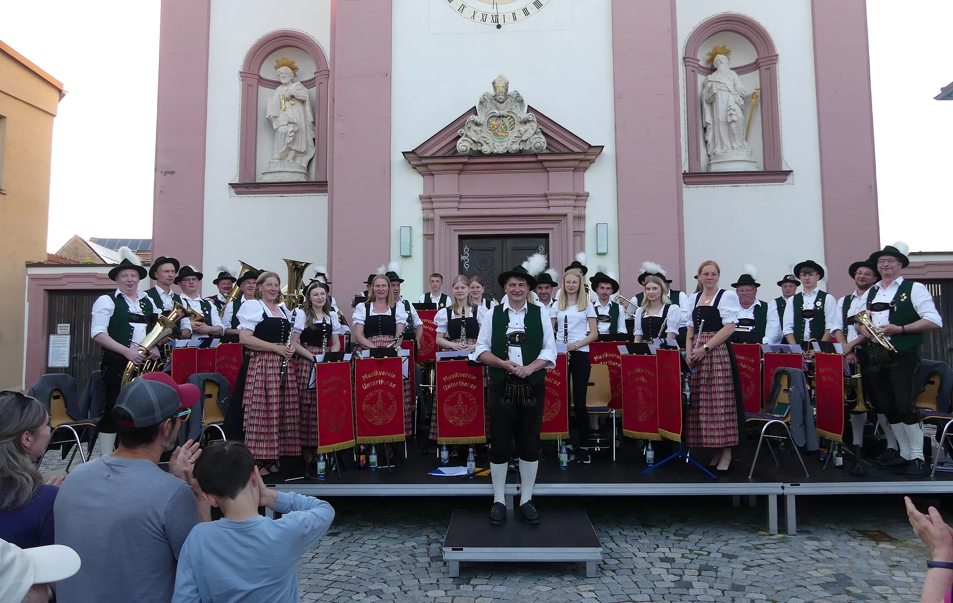 Musikverein Untertheres vor Kirche