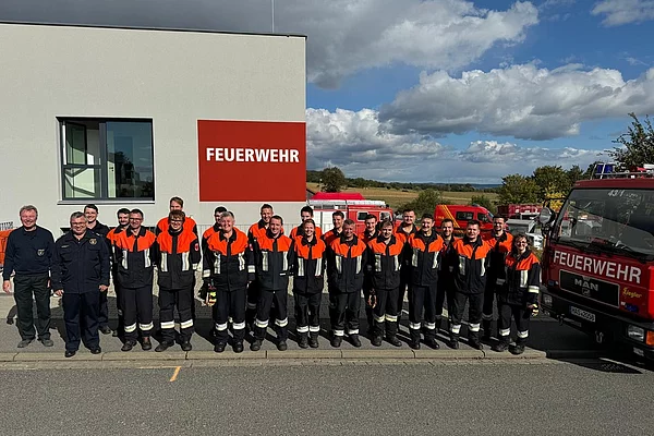 Gruppenbild vor der Feuerwehrwache