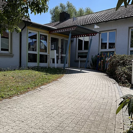 Gebäude Eingang Kindergarten Untertheres
