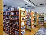 Bücherregale in der Bücherei