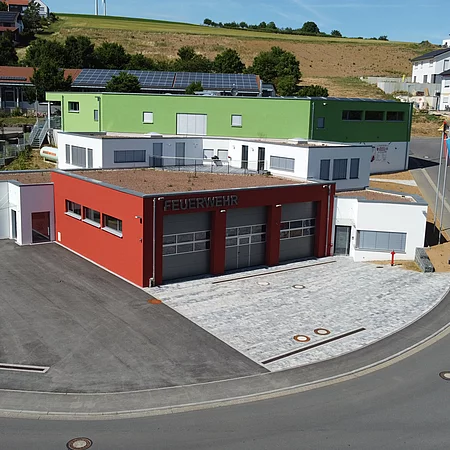 FFW und Bauhof in Gädheim Im Vordergrund das Gebäude der Freiwilligen Feuerwehr und angrenzend das Bauhof Gebäude.